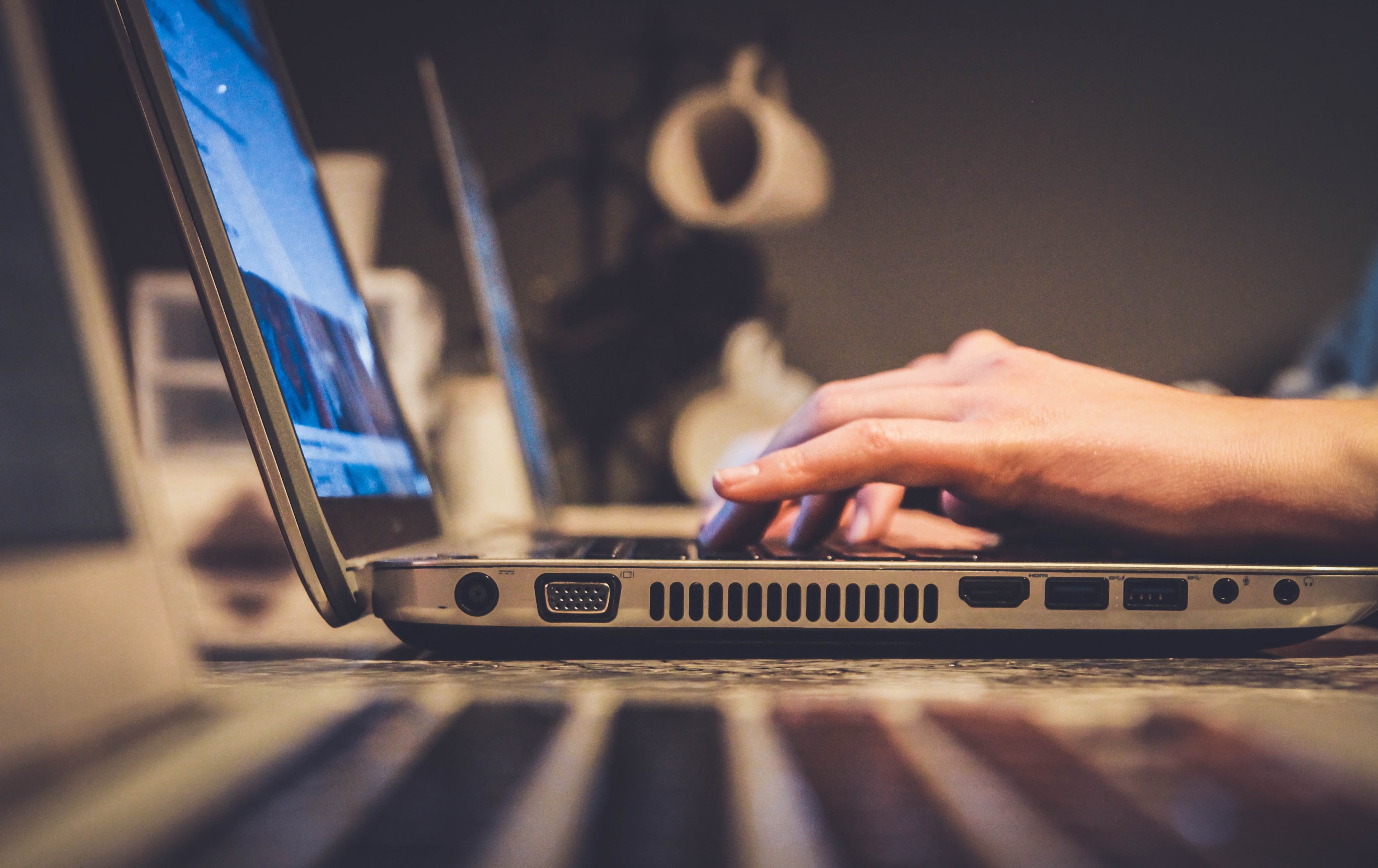 Image d'une personne qui écrit sur un clavier